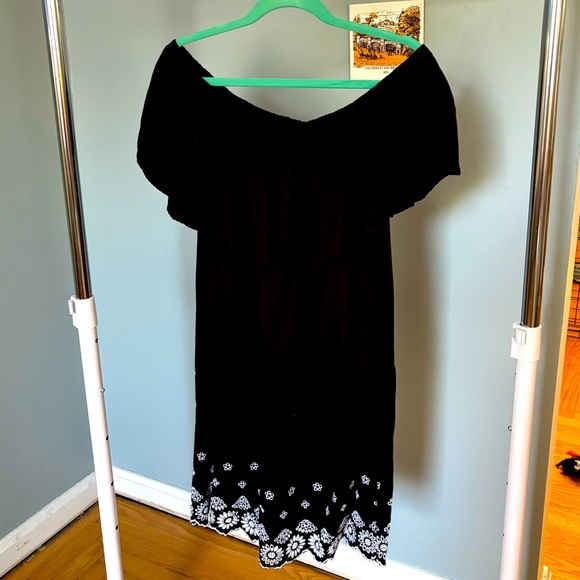 Old Navy. Off the shoulder summer dress with smocked waist and shoulders. - Picture 1 of 4
